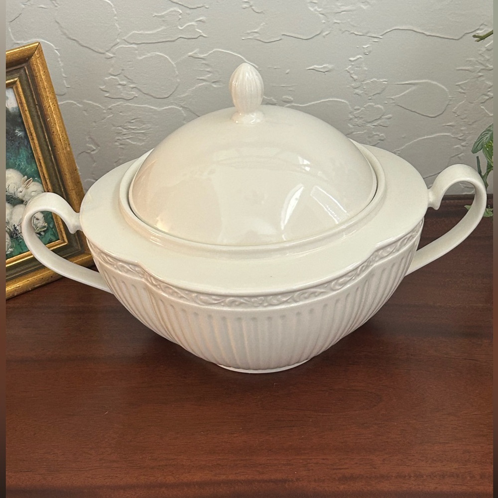 Mikasa Italian Countryside 2 Qt Round Covered casserole dish, EUC